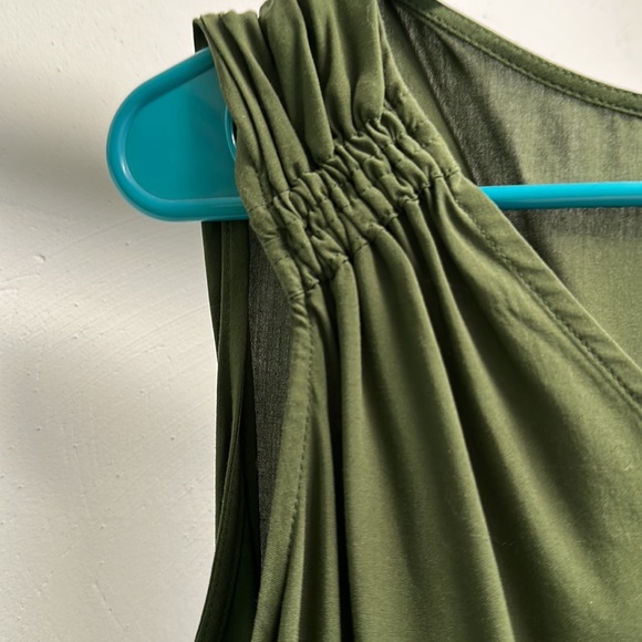 OldNavy NWT Small green v neck curved hem - Picture 3 of 5